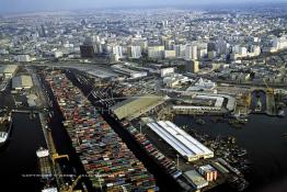 Image du Maroc Professionnelle de  Le mole Tarik et mole du commerce destinés aux conteneurs, au fond avec ces buildings le quartier d'affaire et l'avenue des F. A. R. Et au premier plan à droite le port de pêche, Octobre 1989. (Photo / Abdeljalil Bounhar) 